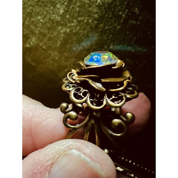 Vintage Adjustable Aurora Borealis Crystal Flower Ring Brass Filigree Size 7+ - Picture 2 of 10